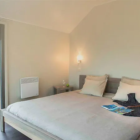 Holiday Home Golden Lakes Village.10 *