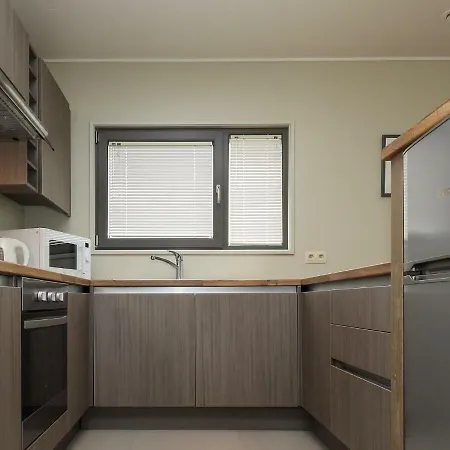 Holiday Home Golden Lakes Village.10 *